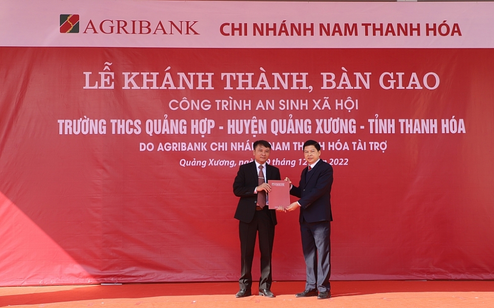 Giám đốc Agribank Chi nhánh Nam Thanh Hóa trao tặng Quyết định công trình an sinh xã hội.