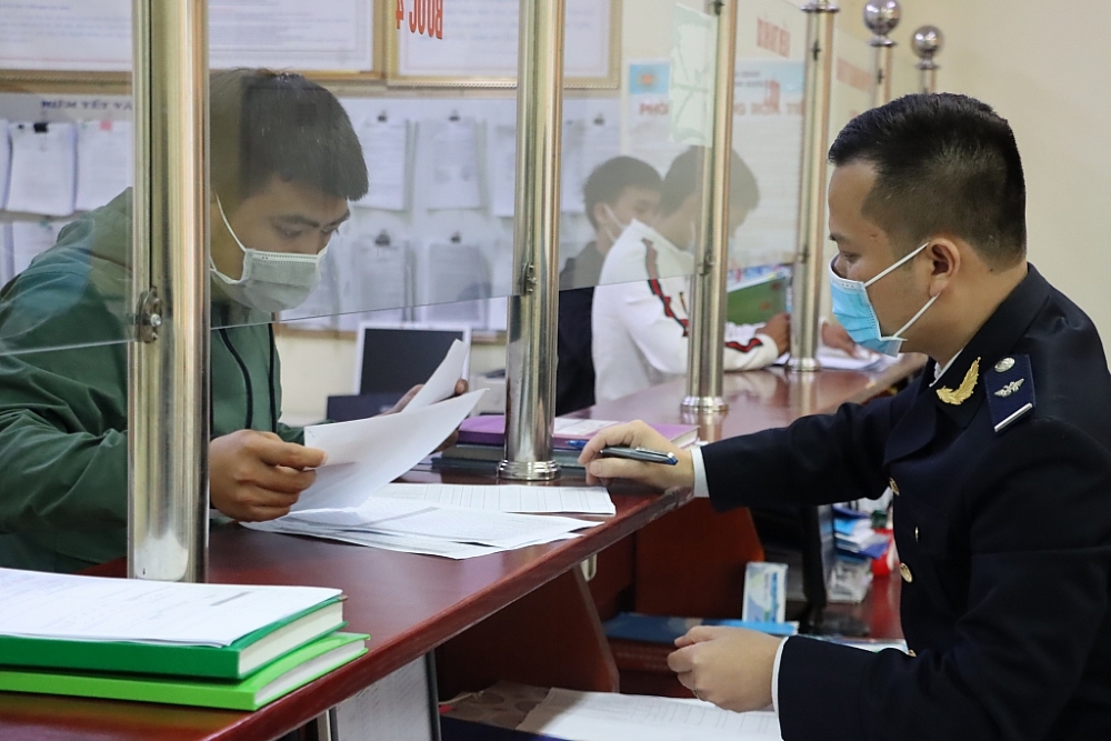 Cán bộ, công chức Hải quanQuảng Ninh hỗ trợ, giải đáp vướng mắc cho doanh nghiệp. Ảnh: Quang Hùng