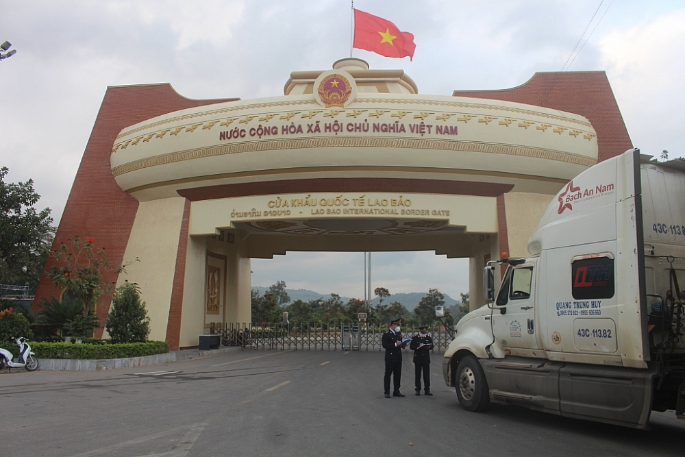 Công chức Chi cục Hải quan cửa khẩu Lao Bảo  kiể m tra, giám sát hàng hóa. Ảnh: Hồng Mẫn