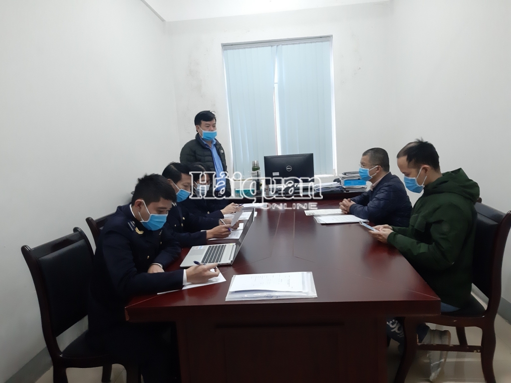 Đoàn công tác của Chi cục Hải quan cửa khẩu Cha Lo làm việc với đại diện Công ty Bắc Trung Nam. Ảnh do Chi cục cung cấp.