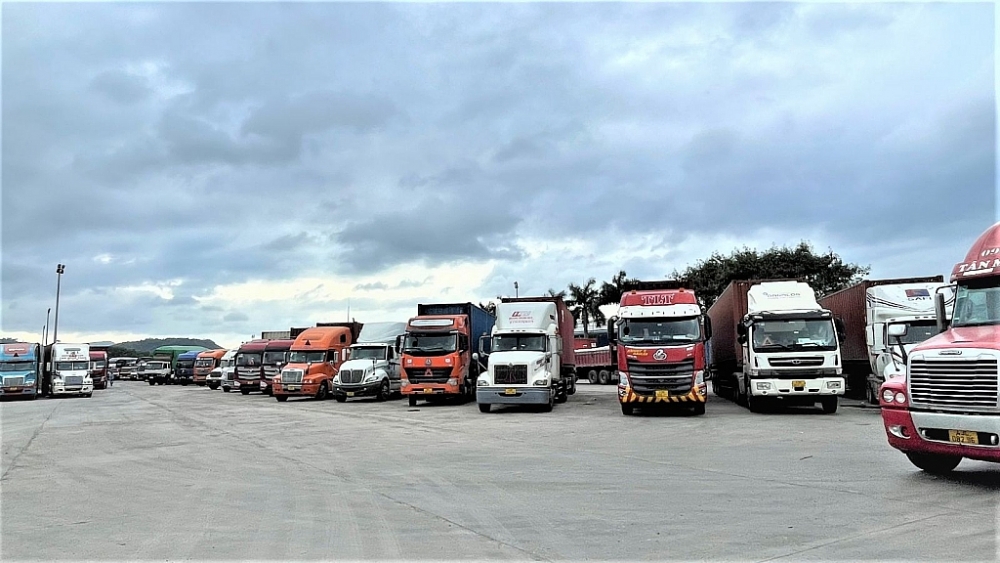 Phương tiện vận tải chở hàng chờ làm thủ tục XNK tại cửa khẩu Lao Bảo trong những ngày cận Tết.
