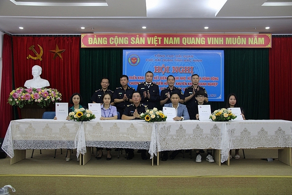 Lãnh đạo Cục Hải quan Bắc Ninh ký Biên bản ghi nhớ, kế hoạch hành động với các doanh nghiệp tham gia Chương trình thí điểm (ngày 21/11/2022). Ảnh: Quang Hùng