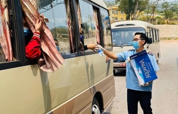 Thanh niên Hải quan Quảng Trị phát cơm, nước miễn phí cho khách nhập cảnh