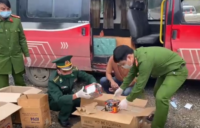 Quảng Trị: Chặn bắt xe ô tô chở gần 300 kg pháo nổ