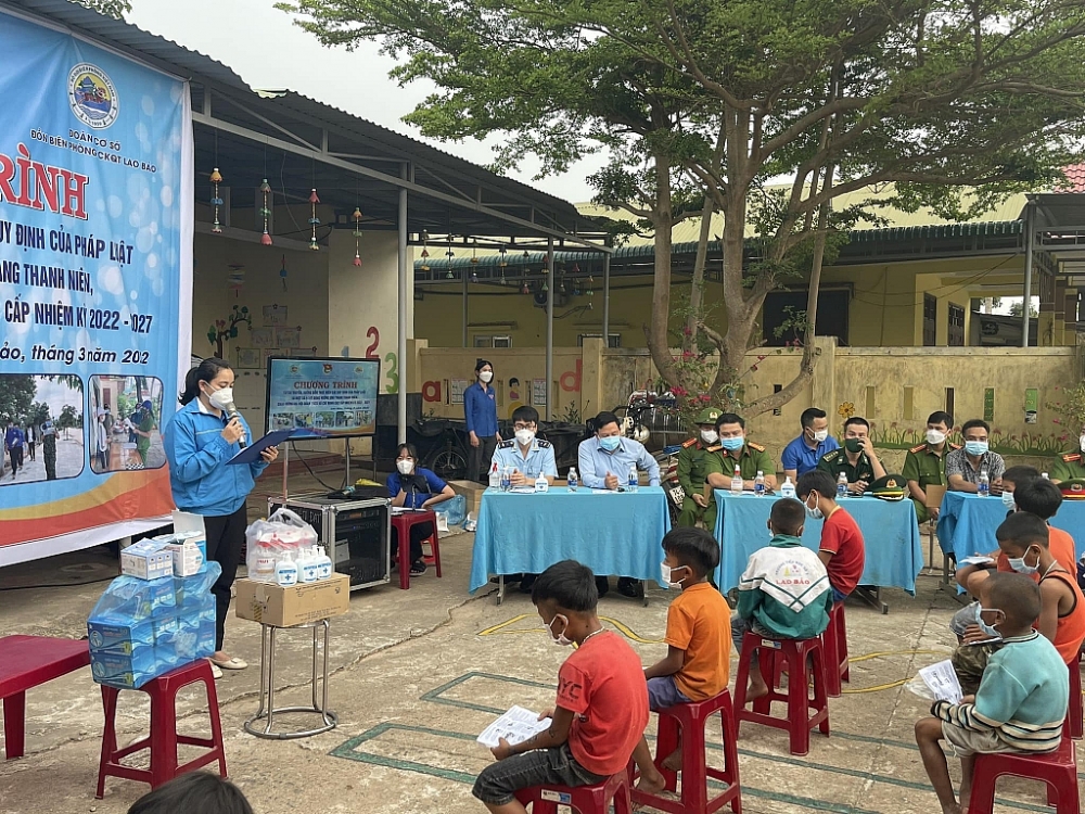 Thanh niên Hải quan Lao Bảo tuyên truyền pháp luật tới cư dân biên giới