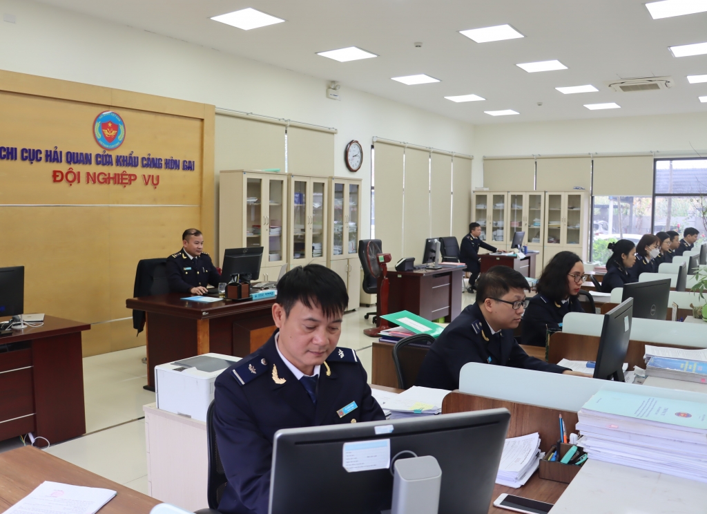 Hoạt đông nghiệp vụ tại Chi cục Hải quan cửa khẩu cảng Hòn Gai (Cục Hải quan Quảng Ninh). Ảnh: Quang Hùng