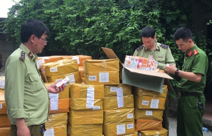Hà Nội: Phát hiện gần 14.000 lọ tinh dầu thuốc lá điện tử tập kết tại nơi trung chuyển