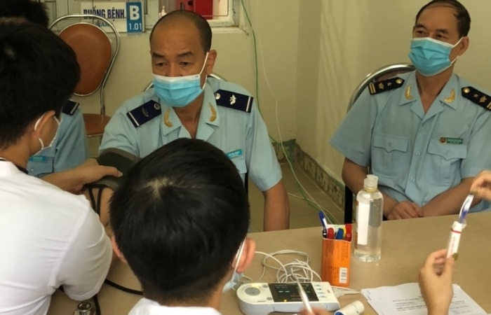 26 công chức Hải quan Bắc Phong Sinh tiêm vắc xin phòng Covid-19