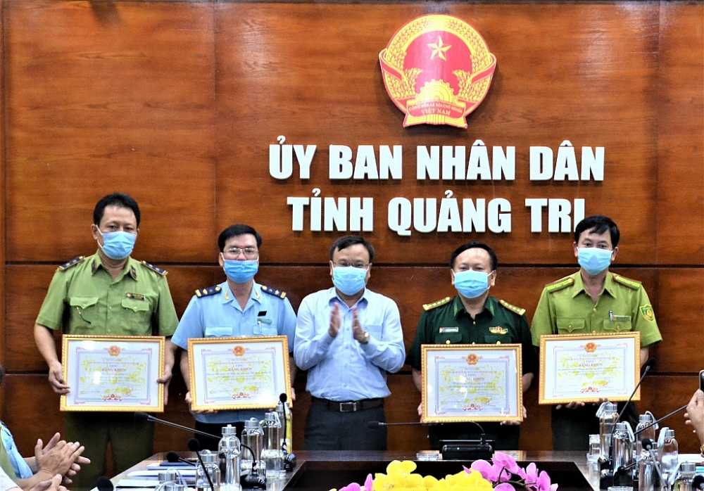 Phó Chủ tịch UBND tỉnh Lê Đức Tiến đã trao Bằng khen của Chủ tịch UBND tỉnh cho 4 tập thể, 4 cá nhân .