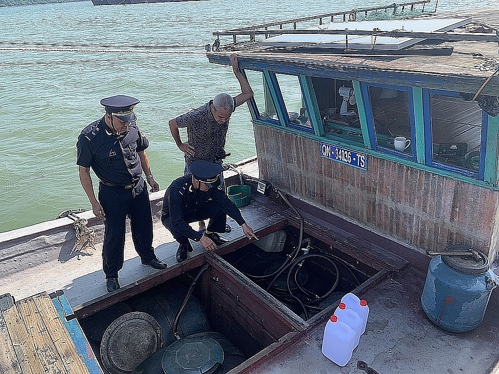 Lực lượng Kiểm soát Hải quan Quảng Ninh bắt giữ phương tiện chở xăng dầu trước đó.