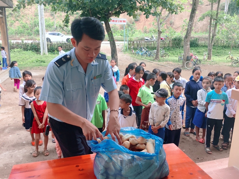 Thanh niên Hải quan La Lay với chương trình bánh mỳ cho em