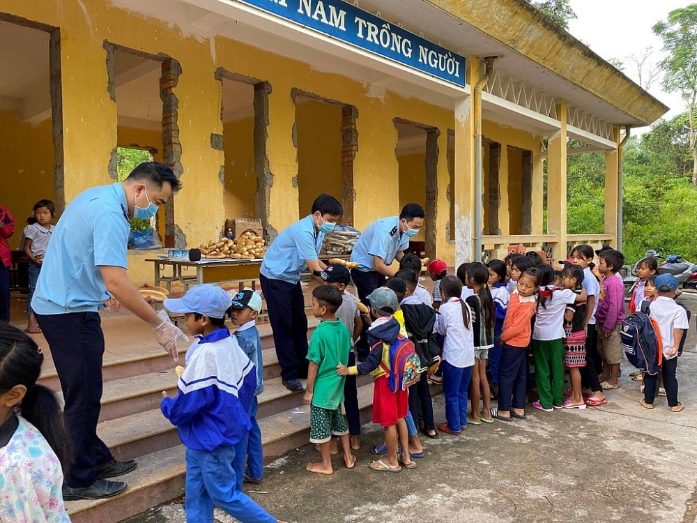 Thanh niên Hải quan La Lay với chương trình bánh mỳ cho em