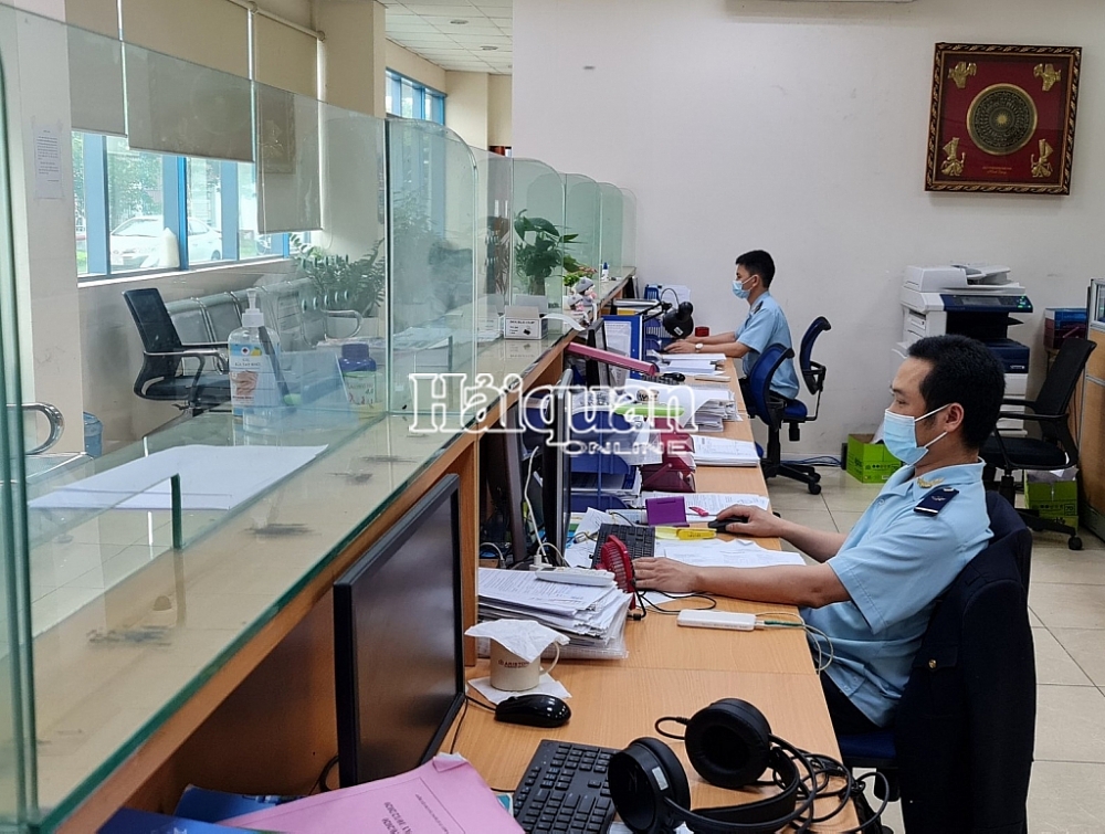 Hải quan Yên Phong giải quyết hơn 900 tờ khai trong ngày đầu cách ly xã hội
