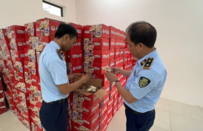 Hà Nội: Phát hiện xe chở gần 1.400 thùng bánh và trái cây khô có dấu hiệu nhập lậu