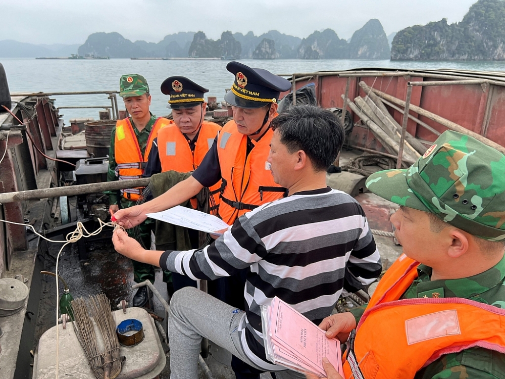 Lực lượng Hải quan, Biên phòng cửa khẩu cảng Cẩm Phả phối hợp kiểm tra.
