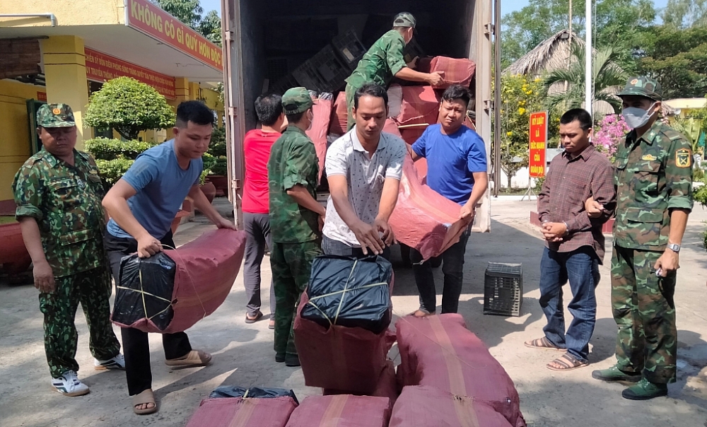 Lê Văn Vàng bị Bộ đội Biên phòng tỉnh Long An bắt quả tang về hành vi vận chuyển 57.100 bao thuốc lá điếu ngoại.