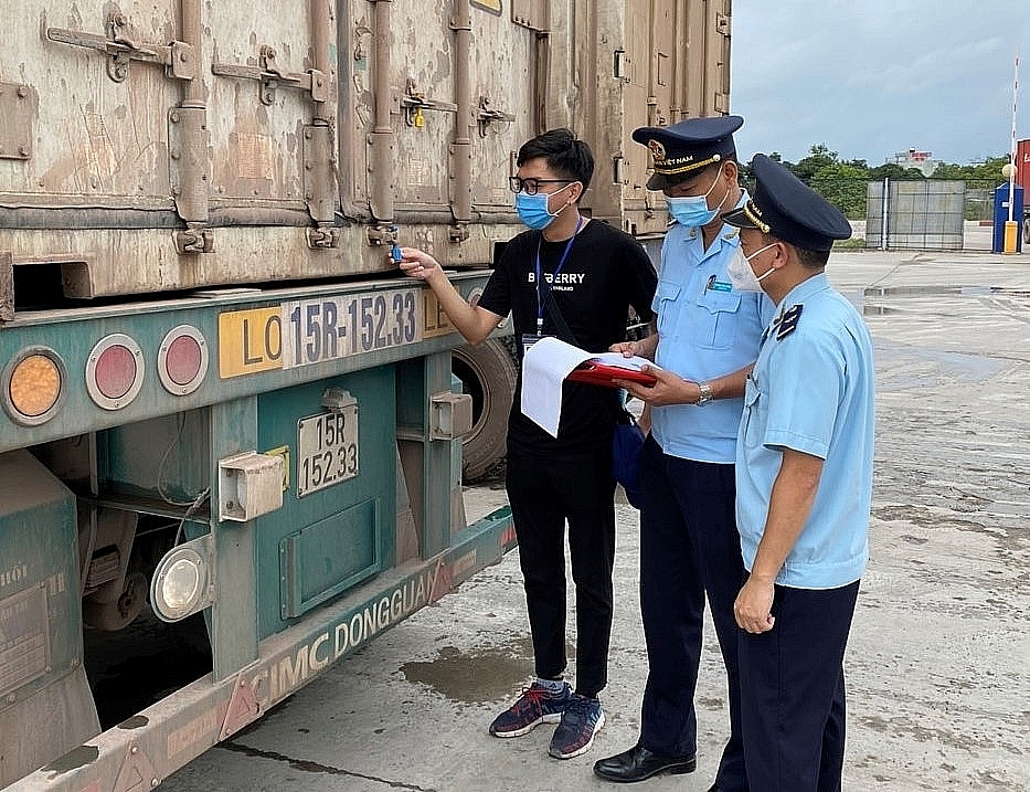 Công chức Chi cục Hải quan cửa khẩu Móng Cái (Cục Hải quan Quảng Ninh) kiểm tra, giám sát hàng háo XNK.