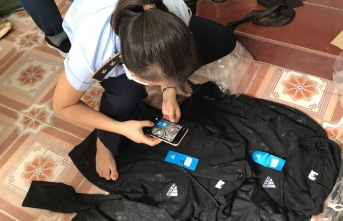 Hà Nội: Tạm giữ hàng nghìn áo chống nắng giả nhãn hiệu
