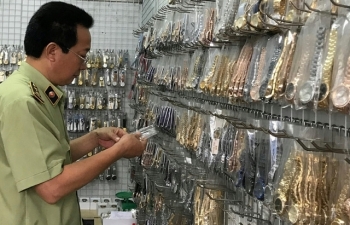 Thu giữ gần 3.000 sản phẩm giả mạo thương hiệu nổi tiếng tại chợ Ninh Hiệp, Hà Nội