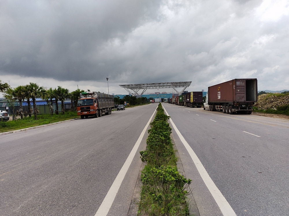 Hoạt động xuất nhập khẩu hàng hóa qua cầu Bắc Luân II, Móng Cái, Quảng Ninh.