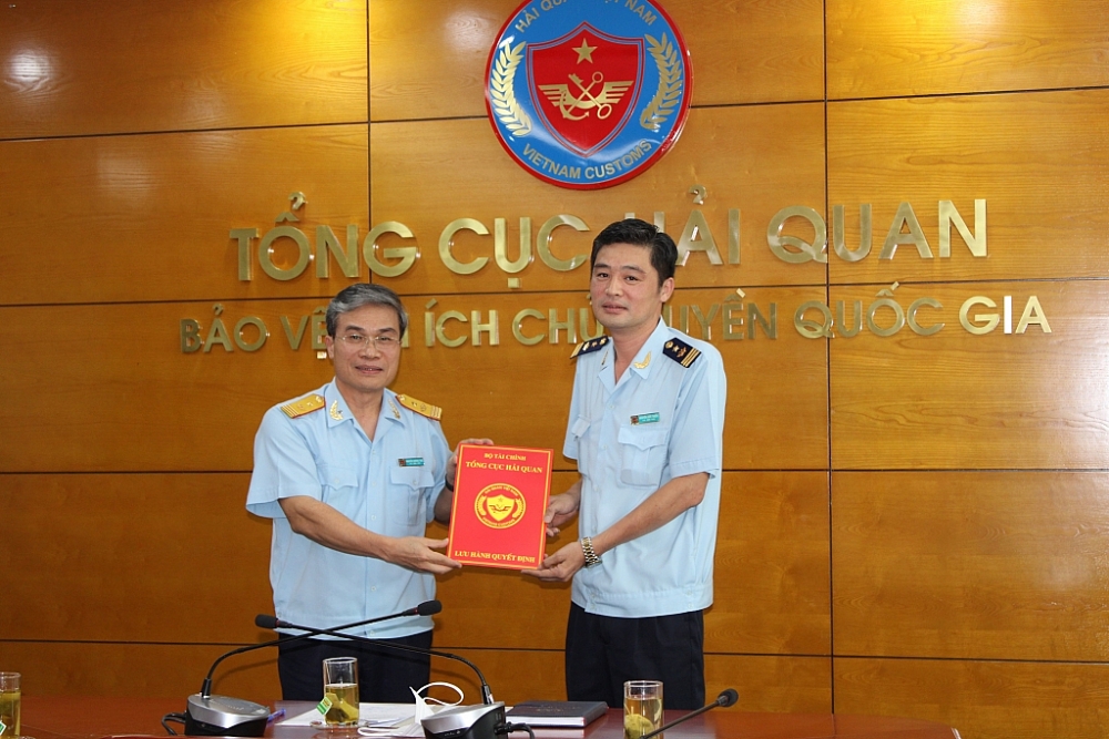 Phó Tổng cục trưởng Tổng cục Hải quan Nguyễn Dương Thái trao quyết định bổ nhiệm cho ông Nguyễn Đức Thiện. Ảnh: Q.H
