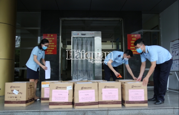 Hải quan Quảng Ninh tặng đồng nghiệp Hải quan TP Hồ Chí Minh 50.000 khẩu trang y tế