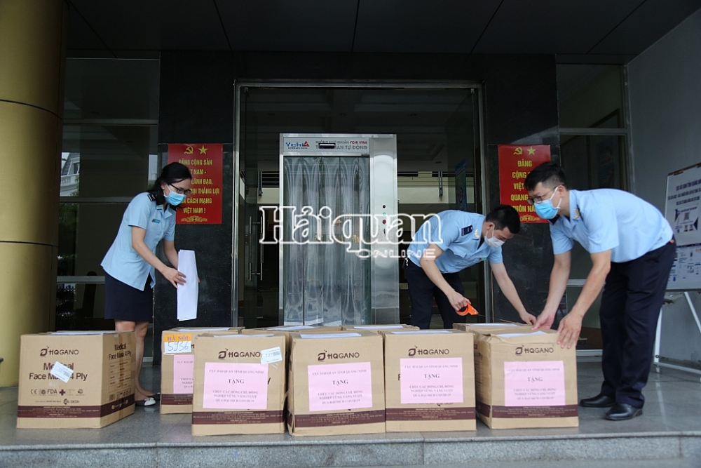 Cán bộ, công chức Hải quan Quảng Ninh đóng gói khẩu trang y tế gửi tặng Cục Hải quan TP Hồ Chí Minh.