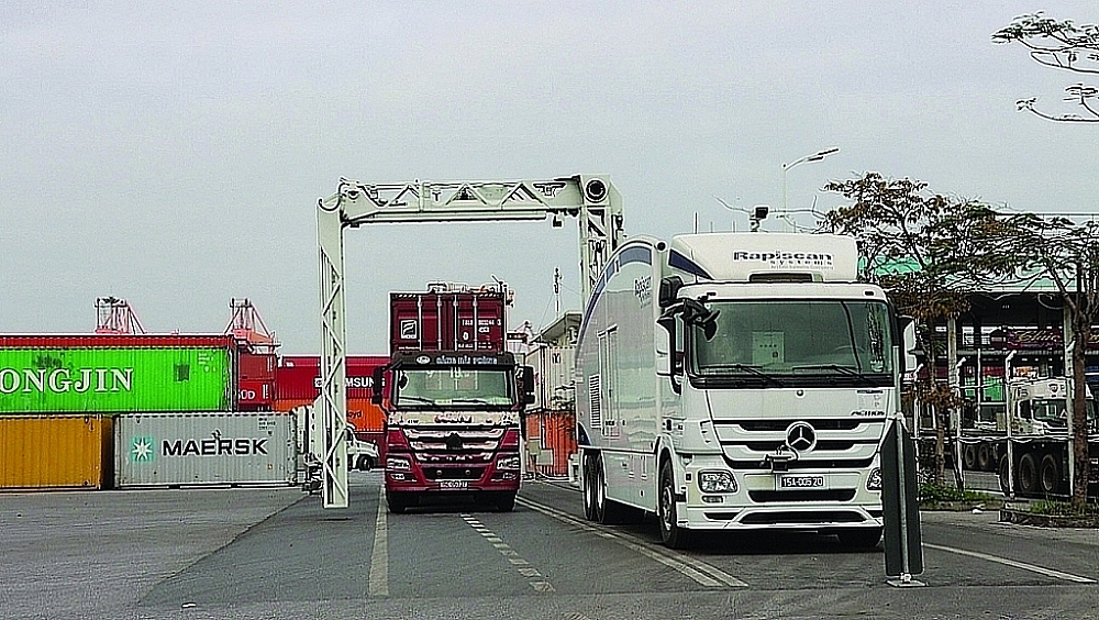 Máy soi container di động thực hiện hoạt động soi chiếu tại cảng Tân Vũ, Hải Phòng. Ảnh: Thái Bình