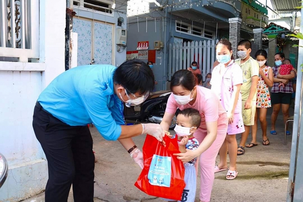 Thanh niên Cục Quản lý rủi ro và  Cục Hải quan TP Hồ Chí Minh chung tay hỗ trợ người dân nơi “tâm dịch”