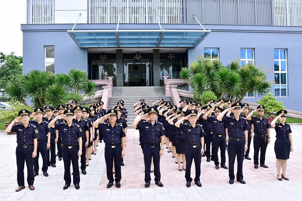 CBCC, NLĐ Hải quan Quảng Bình chào cờ đầu tuần.