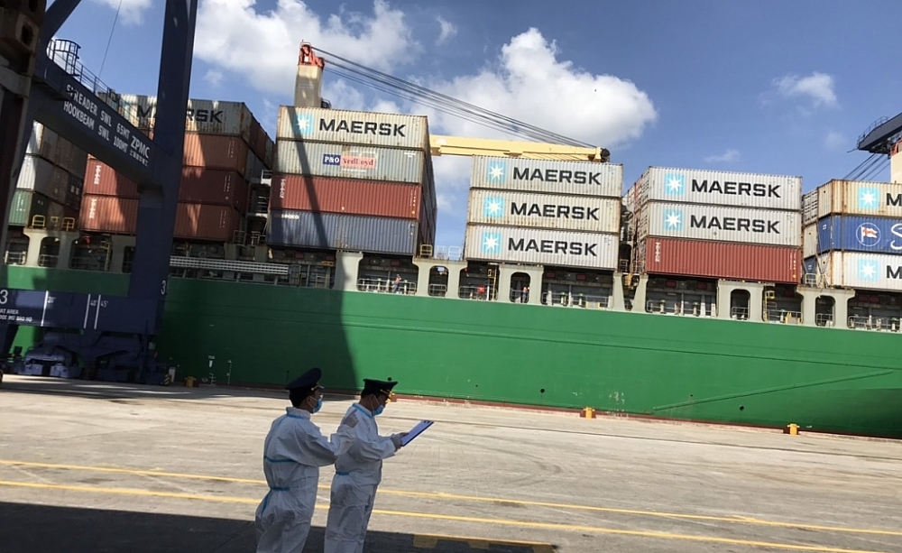 Công chức Hải quan thực hiện giám sát tàu container.