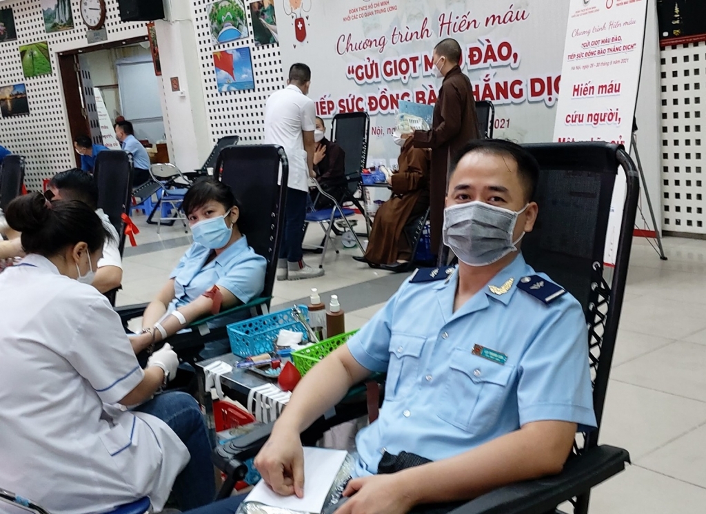 Thanh niên Hải quan tham gia hiến máu, hỗ trợ bệnh nhân Covid-19