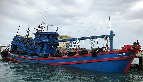 Một tàu cá chở 100.000 lít dầu DO do lực lượng Cảnh sát biển bắt giữu trong tháng 8/2020.