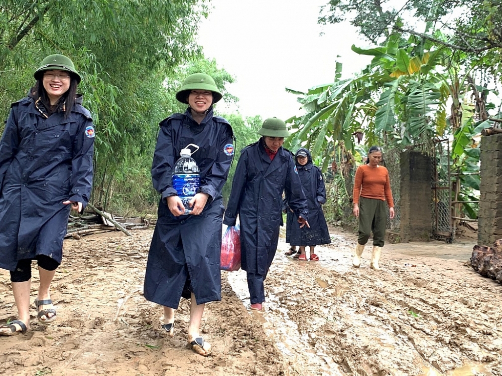 Hải quan Quảng Bình tổ chức thăm hỏi, tặng quà bà con vùng lũ