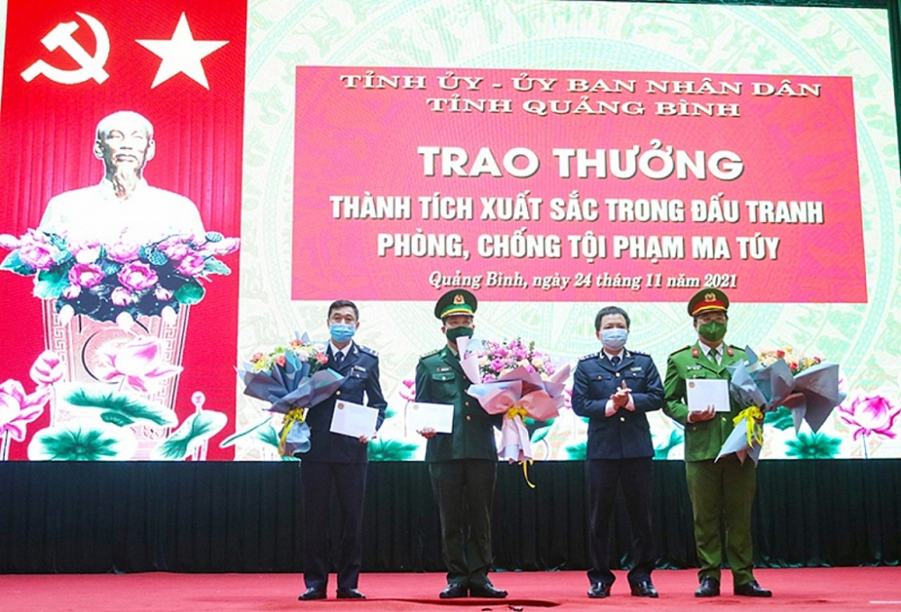 Đại diện lãnh đạo Cục Hải quan Quảng Bình trao thưởng cho các lực lượng.