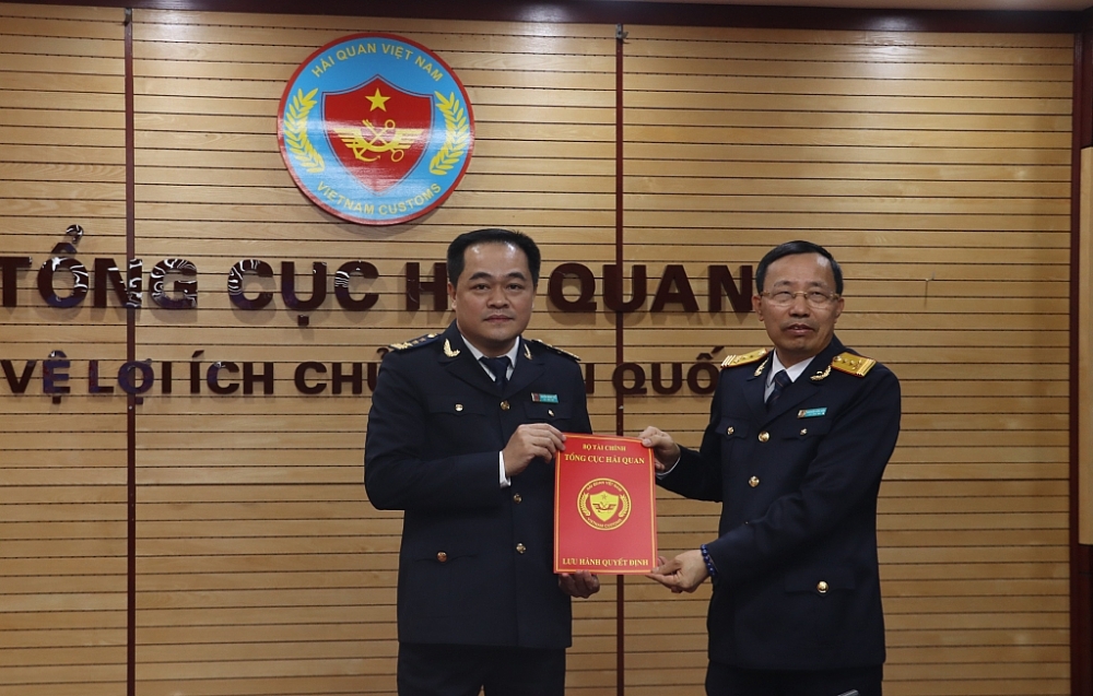 Tổng cục trưởng Tổng cục Hải quan Nguyễn Văn Cẩn (bên phải) trao quyết định bổ nhiệm cho ông Nguyễn Hoàng Tuấn. Ảnh: Q.H