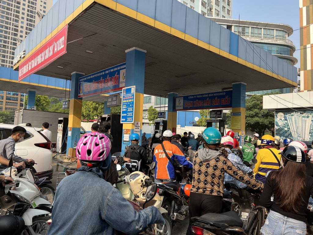 Cửa hàng kinh doang xăng dầu trên đường Dương Đình Nghê, Cầu Giấy, Hà Nội vào sáng 5/11/2022. Ảnh: Hồng Nụ