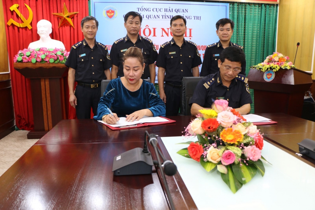 Lãnh đạo Cục Hải quan Quảng Trị ký kết Biên bản ghi nhớ với doanh nghiệp.