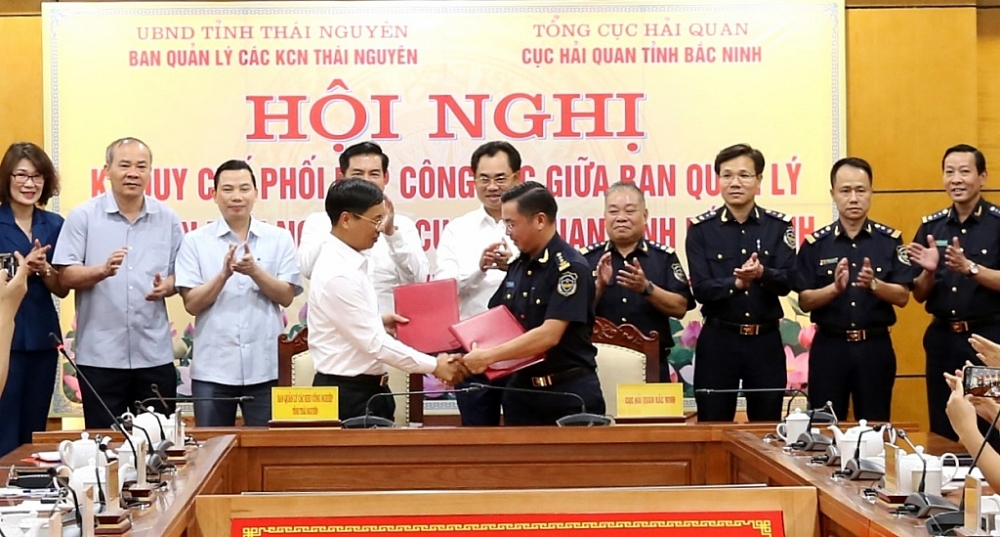 Lãnh đạo Cục Hải quan Bắc Ninh và Ban Quản lý Khu công nghiệp Thái Nguyên ký quý chế phối hợp.