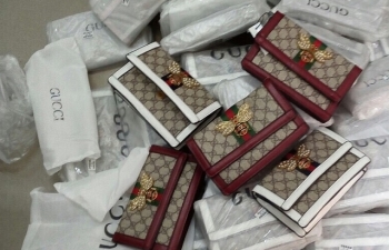 Thu giữ gần 700 túi xách có dấu hiệu giả mạo Chanel, Gucci