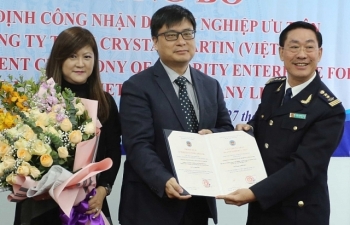 Trao quyết định công nhận doanh nghiệp ưu tiên cho Công ty Crystal Martin Việt Nam