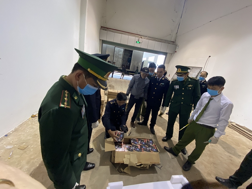 Hình ảnh Hải quan chủ trì khám xét lô 1 tấn pháo nhập lậu qua cửa khẩu Lao Bảo