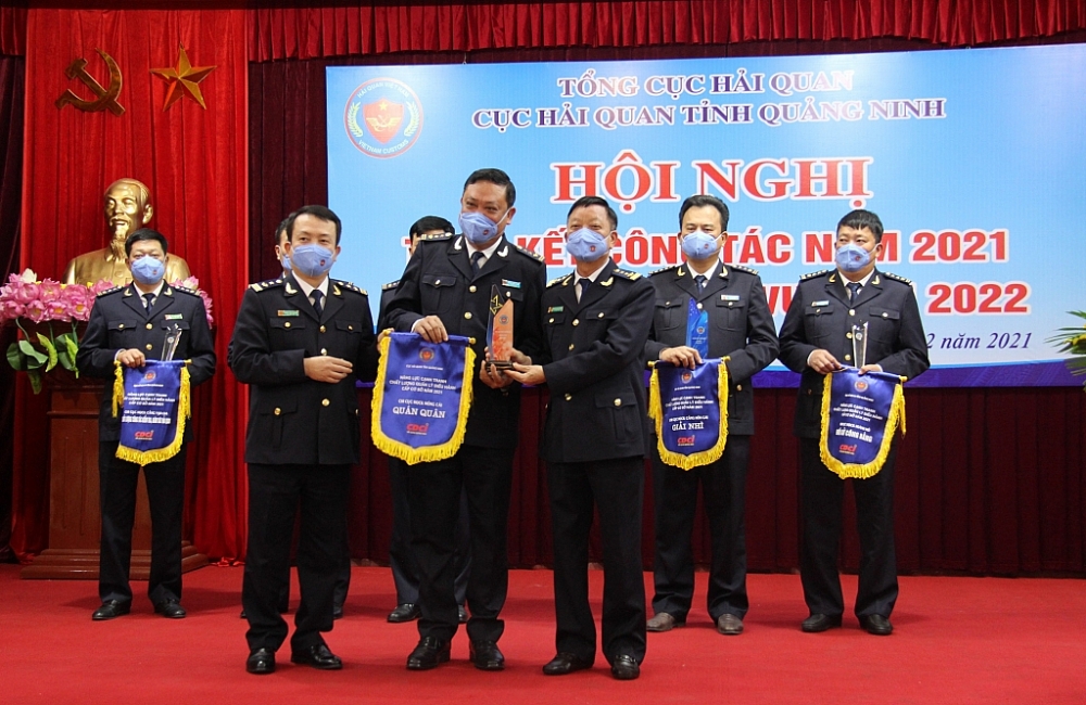 Lãnh đạo Cục Hải quan Quảng Ninh trao giải và kỷ niệm chương cho Chi cục Hải quan cửa khẩu Móng Cái. Ảnh: Q.H