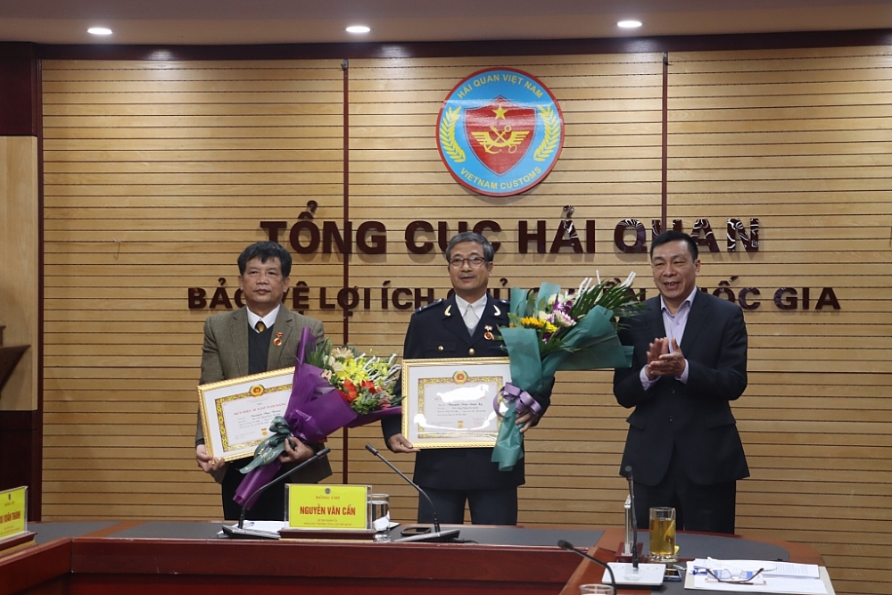 Phó Bí thư Đảng ủy Bộ Tài chính Nguyễn Hữu Thân trao Huy hiệu 40 năm tuổi Đảng cho các đảng viên. Ảnh: Q.H
