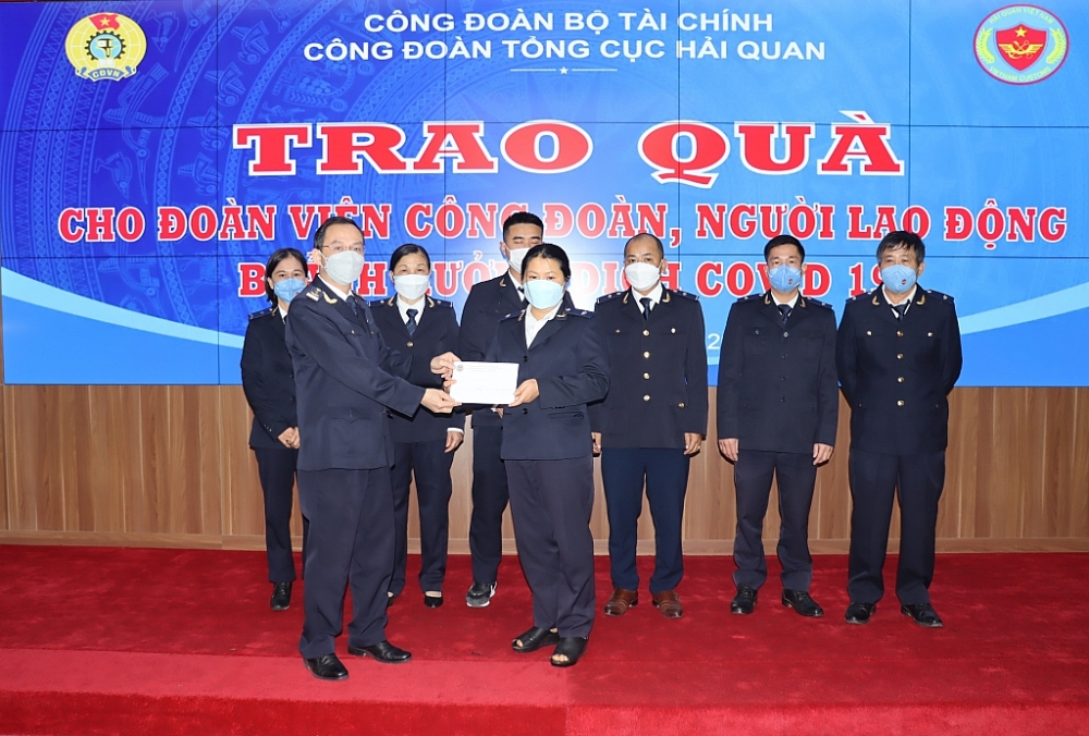 Đại diện Công đoàn cơ quan Tổng cục Hải quan , Phó Chủ tịch thường trực Trần Tấn Anh trao tổ chức trao quà cho các đoàn viên công đoàn. Ảnh: Q.H