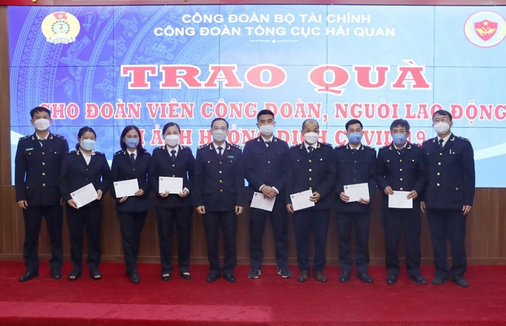 Do điều kiện các công đoàn viên đang công tác tại các đơn vị hải quan khu vực miền Trang và miền Nam, Ban Tổ chức tổ chức trao quà cho các đoàn viên