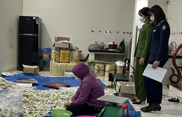 Hà Nội: Phát hiện cơ sở sản xuất bánh gạo giả mạo nhãn hiệu Nhật Bản