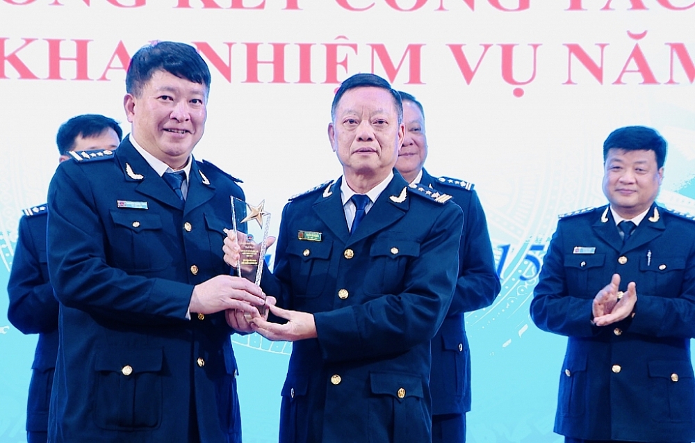 Cục trưởng Cục Hải quan Quảng Ninh Nguyễn Văn Nghiên (bên phải) trao kỷ niệm chương cho đại diện Chi cục Hải quan cửa khẩu Hoành Mô