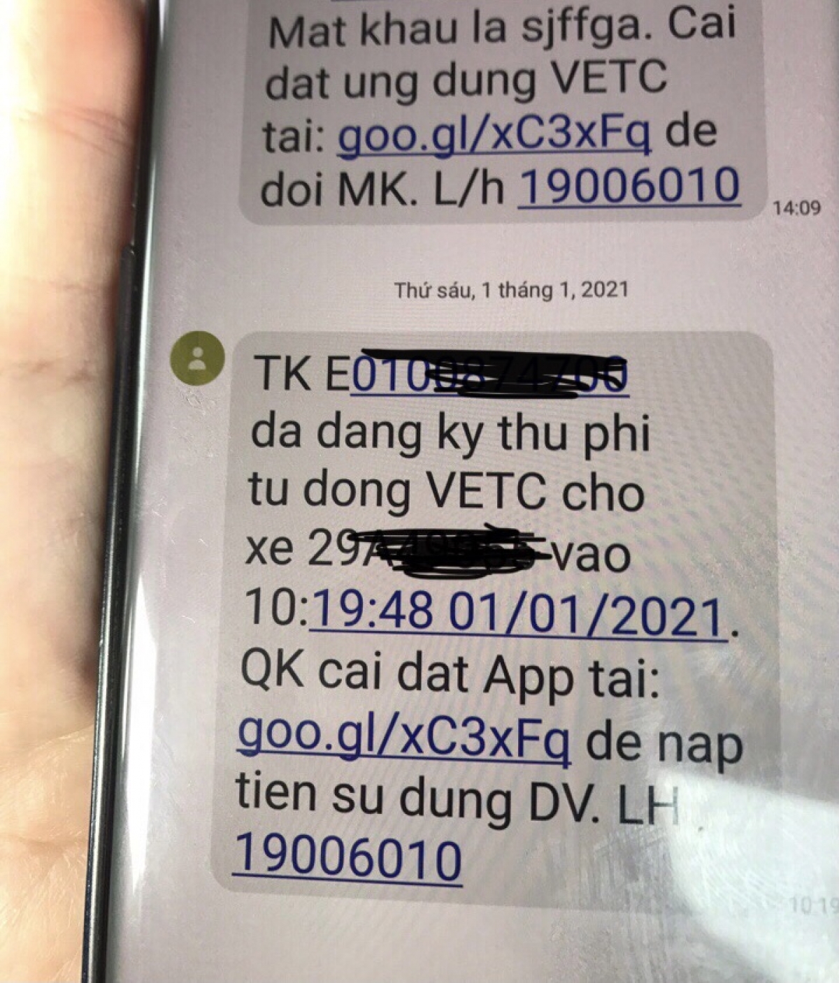 Chủ xe ô tô BKS 29A 490.xx bức xúc cho biết, đã nộp tiền vào tài khoản VETC 1 triệu đồng, ngân hàng báo đã chuyển tiền thành công, nhưng khi qua trạm thu phí cầu Yên Lệnh vẫn phải trả tiền mặt mới được qua trạm.