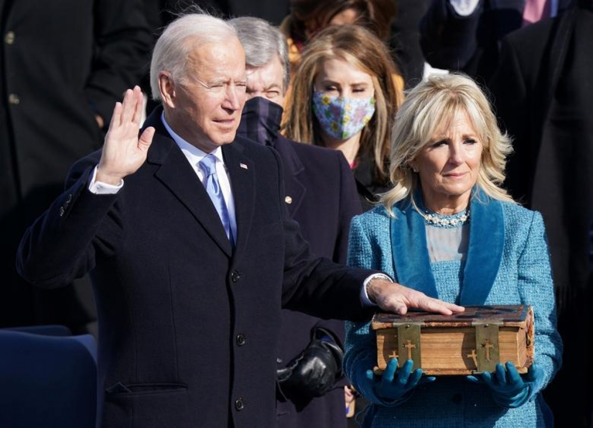 Ông Joe Biden tuyên thệ nhậm chức Tổng thống thứ 46 của Mỹ ở cánh Tây Tòa nhà Quốc hội, thủ đô Washington. Ảnh: Reuters